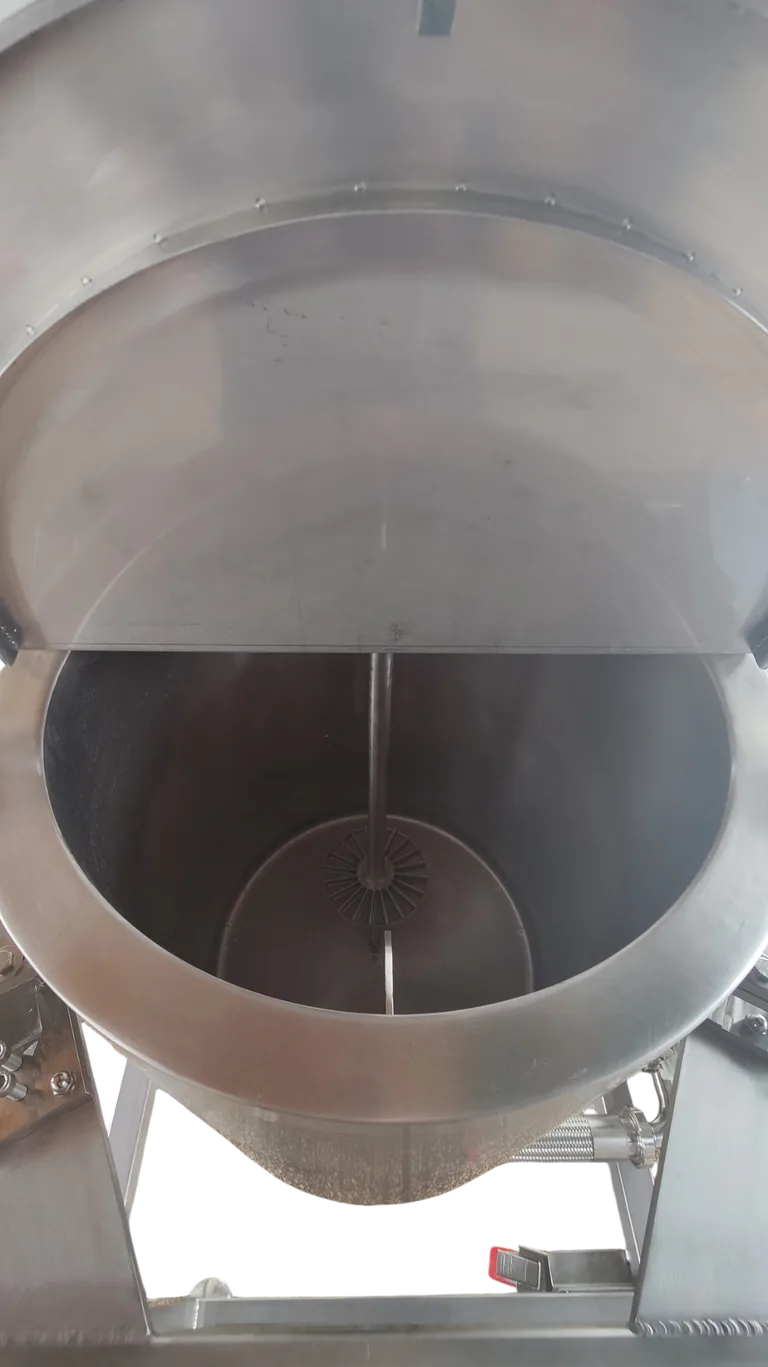 Inside an FZ INOX tank: flat sloped bottom, emulsifier impeller and bottom outlet